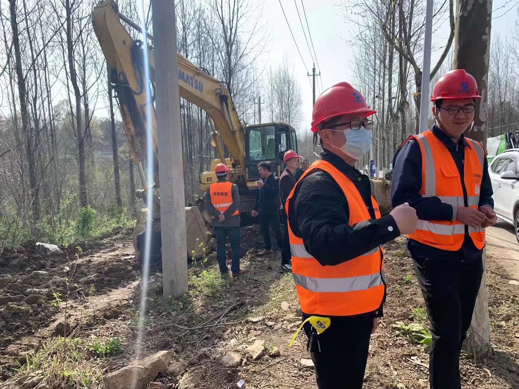 河南永和建設集團一線建設者系列報道 ——南灣項目部一線施工人員披星戴月趕進度，搶天奪時保通車